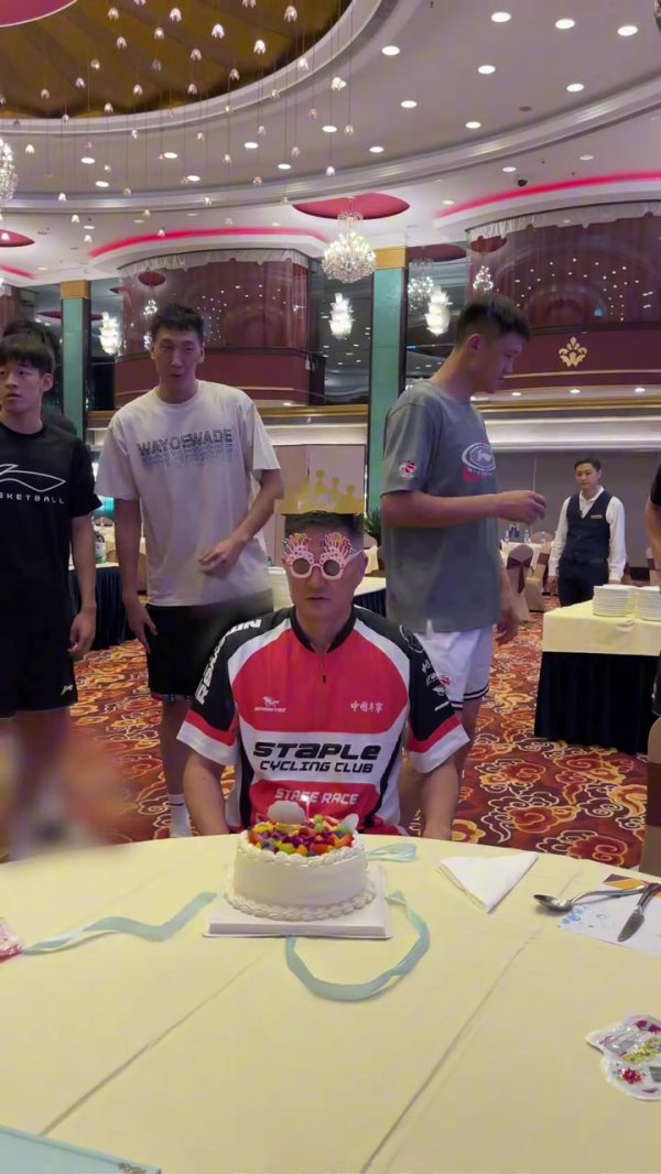 广东全运男篮一起为杜锋庆生 周鹏为其戴生日帽 和徐昕握手沟通