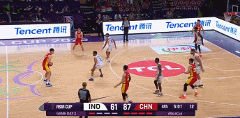 万箭齐发！程帅澎晃开防卫  三分稳稳命中 中国男篮轰10-2扩大领跑