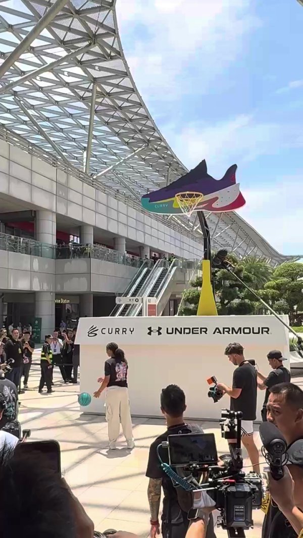 库里运动活动    聚场CURRY CON开幕仪式 超高篮球框  投射为活动揭开神秘面纱