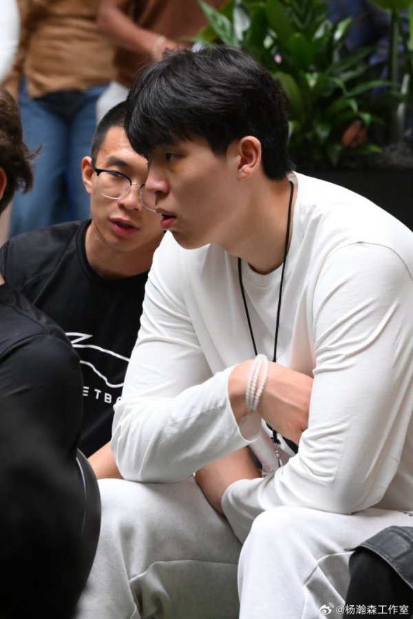 🐼眼！杨瀚森抵达纽约 参加NBA新秀培训课程