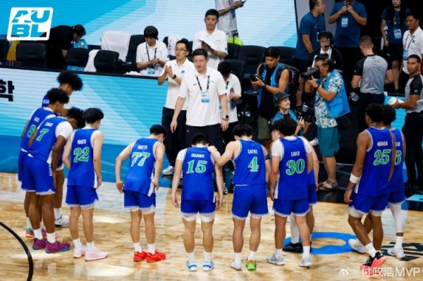 准总决赛    不敌清华男篮 白鸥大学球员赛后走到清华后备  席鞠躬致敬