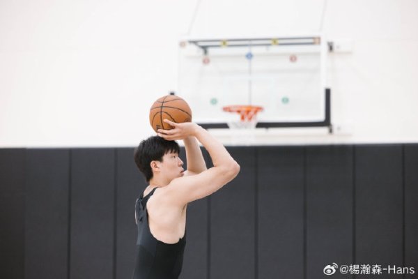 休赛期练习  ！杨瀚森社媒晒练习  照：练练练🏋🏻