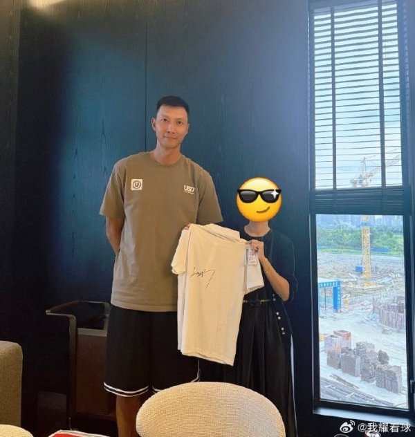 好久不见!媒体人:球迷在广东清远偶遇易建联 还收获联哥的亲签 好久不见!媒体人:球迷在广东清远偶遇易建联 还收获联哥的亲签