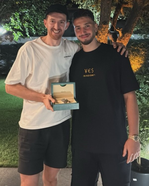 五年1.85亿即将生效!申京赠送劳力士 胸前写着:我老富了 五年1.85亿即将生效!申京赠送劳力士 胸前写着:我老富了