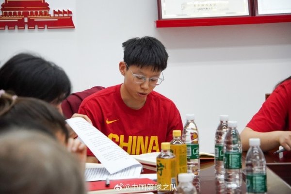 中国女篮昨日开会总结高原练习  及赛前热身  赛 今日再度投入新一轮练习