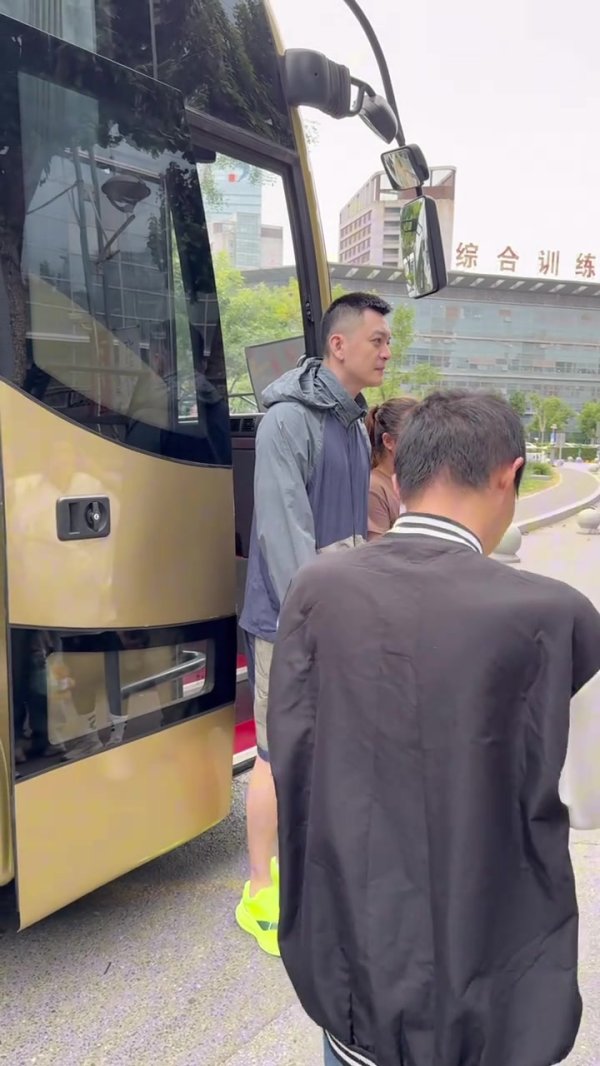 辽篮已前往鞍山开启友谊赛  之旅 让我们一起期待出色  的赛事  吧