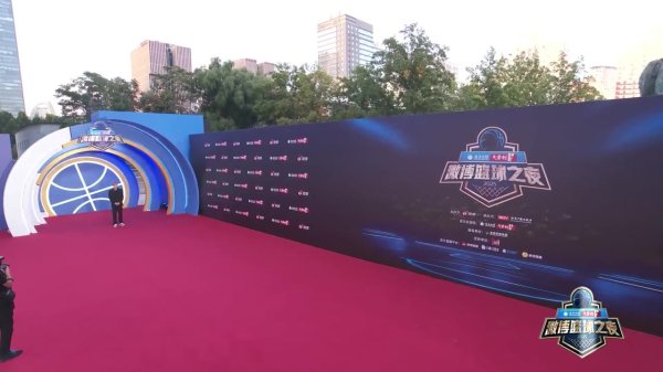 郭艾伦亮相微博篮球赛 之夜!感叹现在只想多打球 健强健 康的打球 郭艾伦亮相微博篮球赛 之夜!感叹现在只想多打球 健强健 康的打球