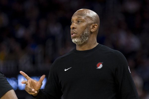 比卢普斯：如果我们想要变得更出色 必须先成为一支防卫  强队