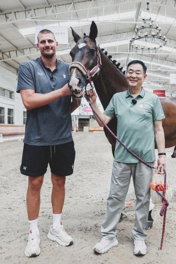 喜欢! 约基奇打破次元壁与濮存昕共同撸马&看马眼神都拉丝了