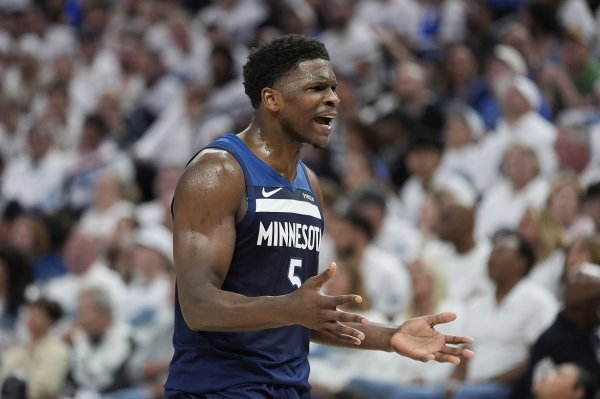 维拉纽瓦:爱德华兹让人想起乔丹 他朝此方向进步 将会很恐怖 维拉纽瓦:爱德华兹让人想起乔丹 他朝此方向进步 将会很恐怖