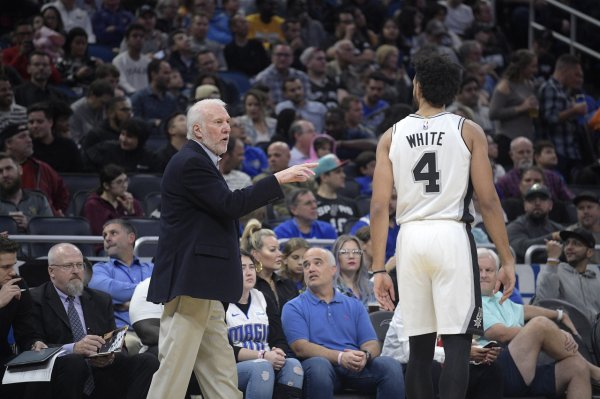 怀特: 被交易时波波说“别担心 我们不会坑你 我们送你去绿军”