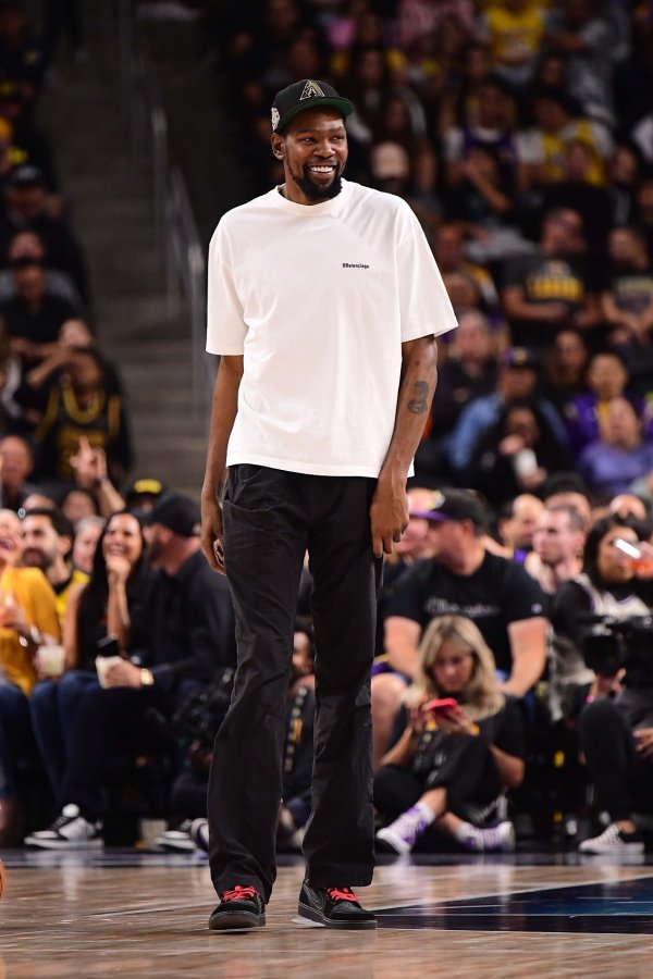 美女主持：你看起来很开心 杜兰特：我一直这么开心啊