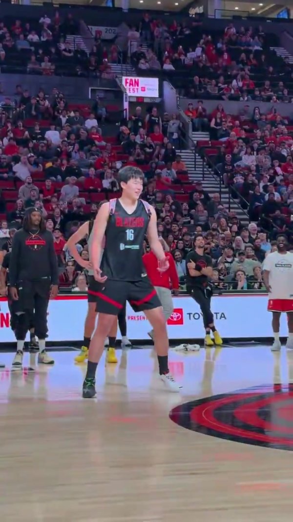 开拓者球迷嘉年华🤣新秀杨瀚森和乐福背着书包学跳舞 队友鼓掌