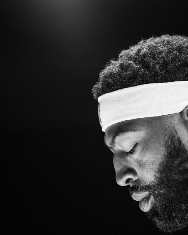 浓眉晒照为生涯第14季预热 队友拉塞尔、欧文和弗拉格均有亮相！