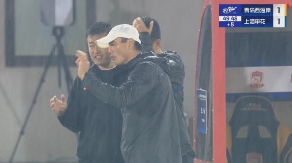 主帅人麻了！球队7分钟2张直红，邵佳一场边找四官疯狂交流