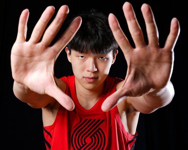 媒体人:杨瀚森在防卫 端明显还需要积累经验 他学得很快 不用担心 媒体人:杨瀚森在防卫 端明显还需要积累经验 他学得很快 不用担心