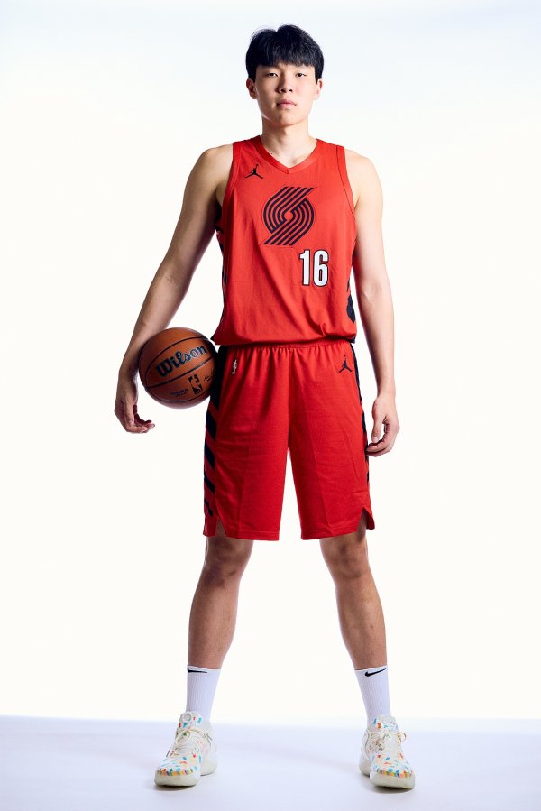 媒体人:赛事 节奏很快 杨瀚森要从扎实的掩护、卡位、护筐做起 媒体人:赛事 节奏很快 杨瀚森要从扎实的掩护、卡位、护筐做起