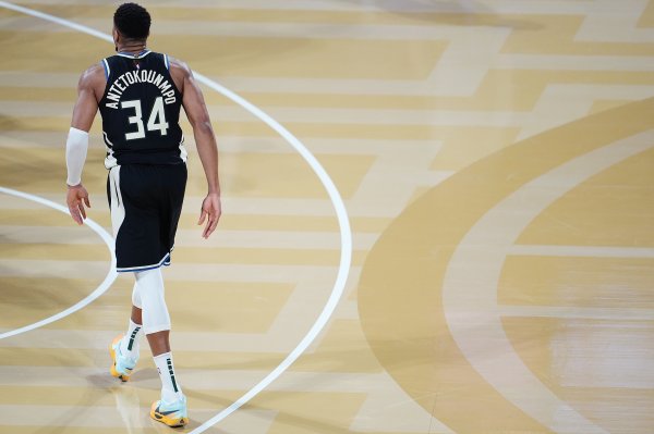 文胖:你可以从字母哥的言行中看出 这大概是他最后一个雄鹿赛季 文胖:你可以从字母哥的言行中看出 这大概是他最后一个雄鹿赛季