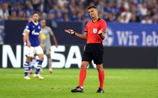 吉尔-曼萨诺执法巴萨44场比赛，共向巴萨出示了12张红牌