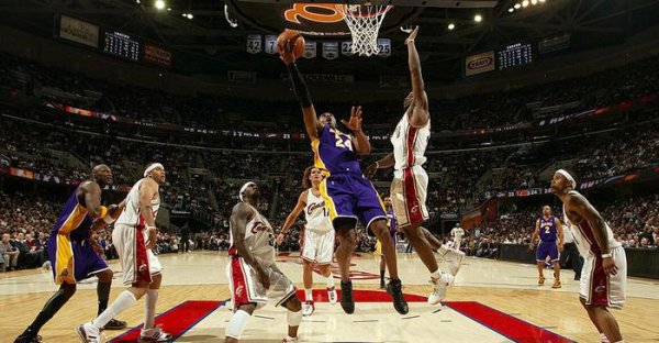 乔科共签的球星卡价格拍出历史新高 跨越  詹姆斯新秀卡