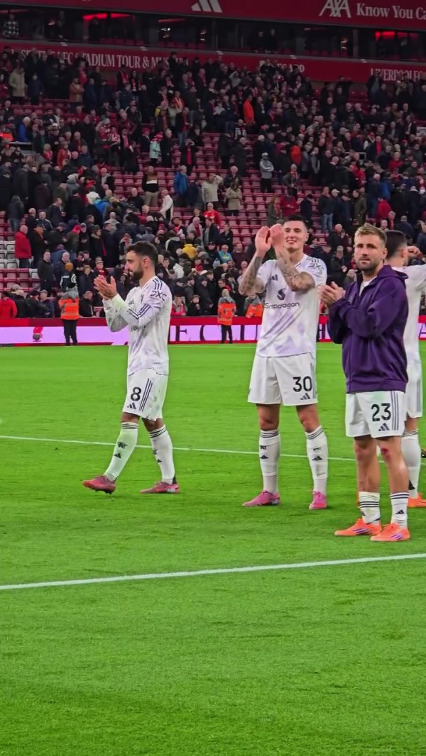 舒梅切尔赛后与拉门斯拥抱,祝贺曼联球员双红会取胜 舒梅切尔赛后与拉门斯拥抱,祝贺曼联球员双红会取胜