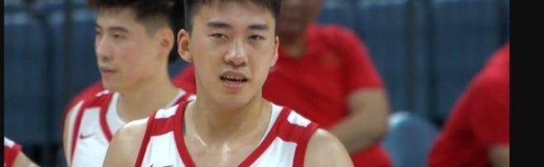 把目光从老队员身上收一收, 赛前热身  赛的大胜, 这位小将让人眼前一亮