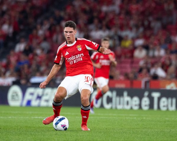 苏达科夫: 阿莫林让我解决了住房问题, 不敢相信穆帅来执教本菲卡 苏达科夫: 阿莫林让我解决了住房问题, 不敢相信穆帅来执教本菲卡