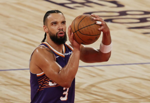 积分  已经上双！狄龙半场8中3拿到10分1板1助 4次违例