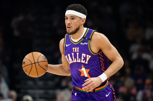 全能表现!布克半场3记远投拿到11分3板3助1断 全能表现!布克半场3记远投拿到11分3板3助1断