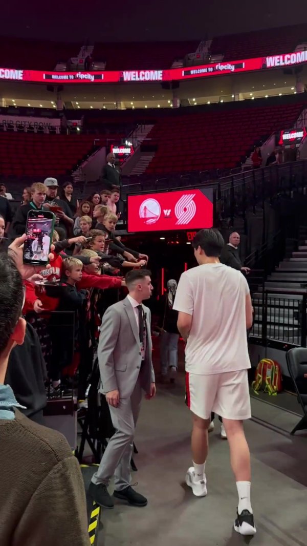 撕裂之城宠儿?杨瀚森被一众波特兰小球迷围着求签名+合影! 撕裂之城宠儿?杨瀚森被一众波特兰小球迷围着求签名+合影!