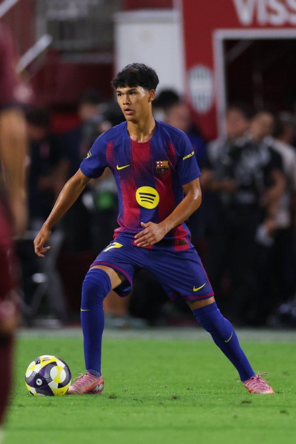 记者:弗里克继续将德罗、托伦茨等小将纳入一线队训练 记者:弗里克继续将德罗、托伦茨等小将纳入一线队训练