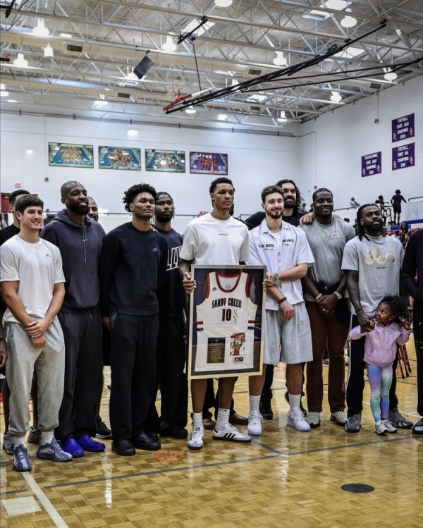 全队出席小贾巴里-史密斯高中运动活动 服 退役仪式!火箭队内气氛没谁了 全队出席小贾巴里-史密斯高中运动活动 服 退役仪式!火箭队内气氛没谁了