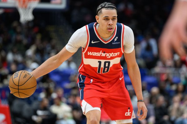 两分球7中7！凯肖恩-乔治11投8中砍下20分6板2助1断1帽填满数据栏