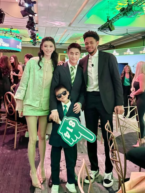 奚梦瑶逆天大长腿夺目！绿军小老板何猷君晒与“表弟”西蒙斯合影