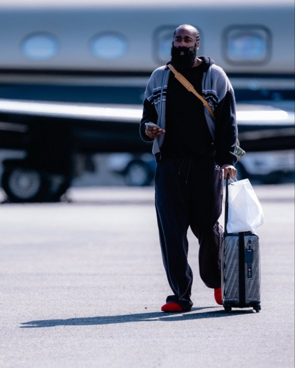 第一场就打客场应战    ！快船官方晒众将登机照 将飞往盐湖城