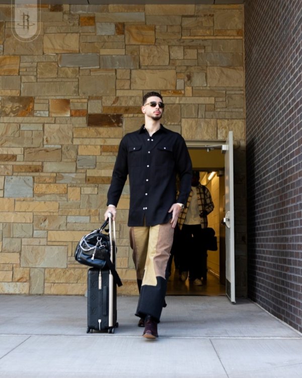 新赛季首日穿搭！申京黑衬衫+拼色工装裤这造型打几分？