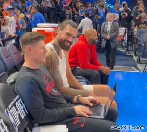 火记：杜兰特走进运动活动    场  时有一些雷霆球迷嘘他 亚当斯也凑了热闹