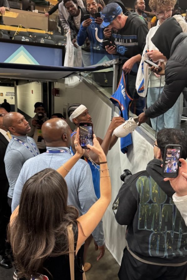 爆砍55分！生涯之夜！亚历山大赛后给客场应战    球迷签名