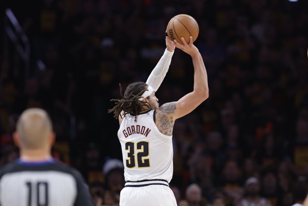 🥵停不下来！戈登快攻远投再中！8中8创个人生涯单场三分记录  ！