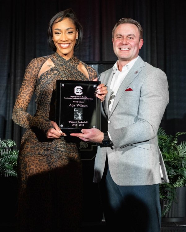 阿贾-威尔逊入选母校南卡名人堂 阿德巴约陪同出席